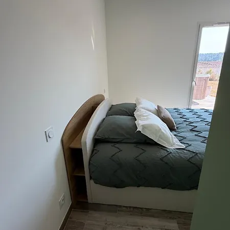 Lumina, Climatisee Vila
